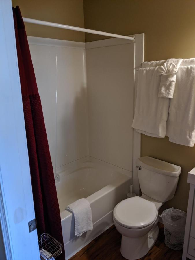 Nimpkish Hotel Alert Bay 외부 사진